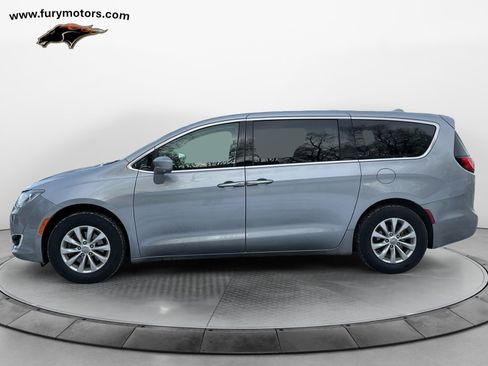 Used 2019 Chrysler Pacifica Touring Plus w/ Advanced Safetytec Group image 6