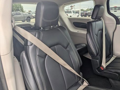 Used 2024 Chrysler Pacifica Touring-L image 18