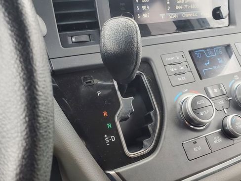 Used 2015 Toyota Sienna LE FWD image 29