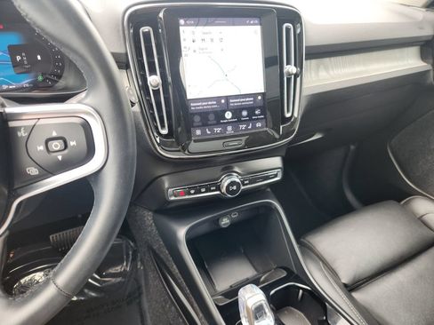 Certified 2025 Volvo XC40 B5 Plus AWD/4WD image 30
