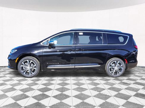 New 2026 Chrysler Pacifica Pinnacle w/ Trailer Tow Group AWD/4WD image 9