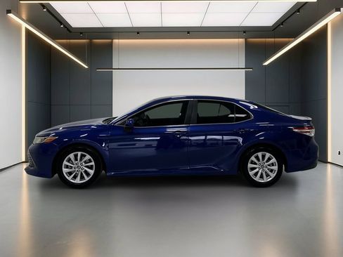 Used 2018 Toyota Camry LE FWD image 2