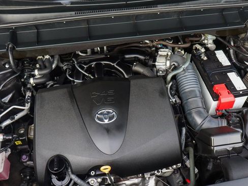 Used 2021 Toyota Highlander XLE image 12