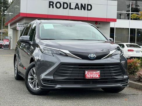 Certified 2025 Toyota Sienna LE w/ LE Plus Package AWD/4WD image 1