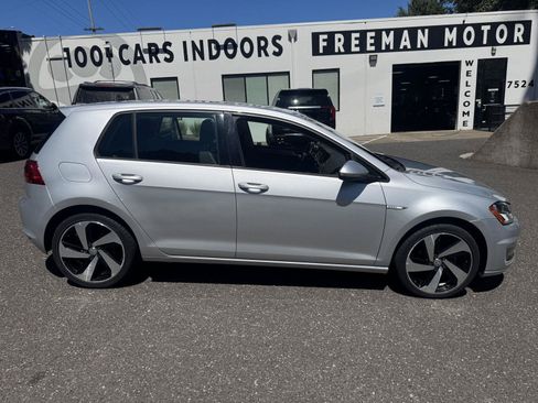Used 2016 Volkswagen e-Golf SE FWD image 2