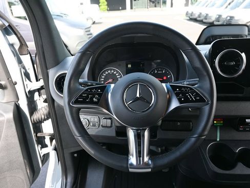 Used 2025 Mercedes-Benz Sprinter 2500 image 2