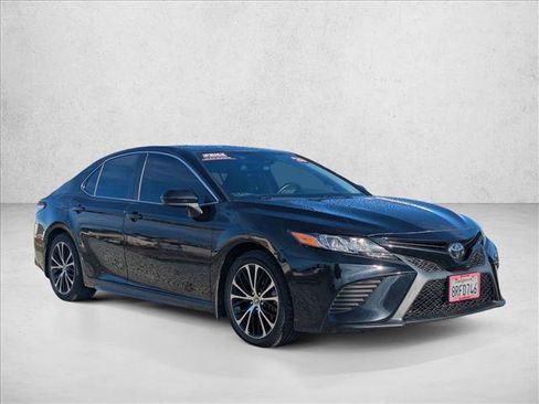 Used 2020 Toyota Camry SE image 3