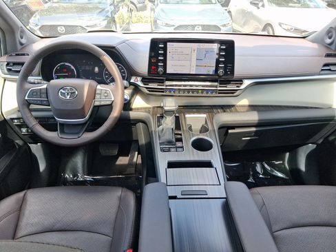 Used 2024 Toyota Sienna Platinum FWD image 8