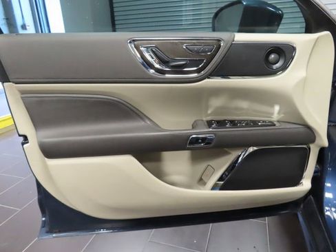 Used 2020 Lincoln Continental w/ Premium Package image 10