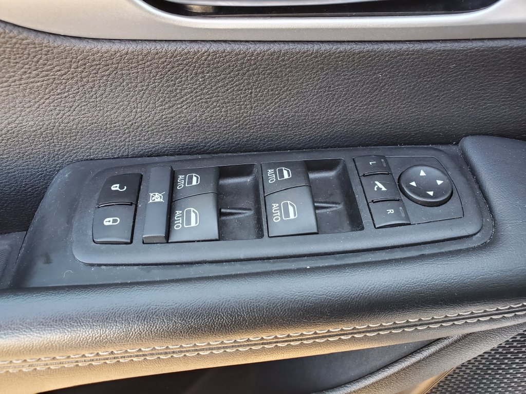 Used 2025 Chrysler Pacifica Limited FWD image 21