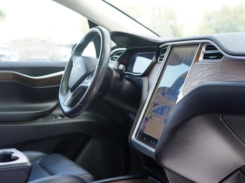 Used 2018 Tesla Model X 75D AWD/4WD image 11