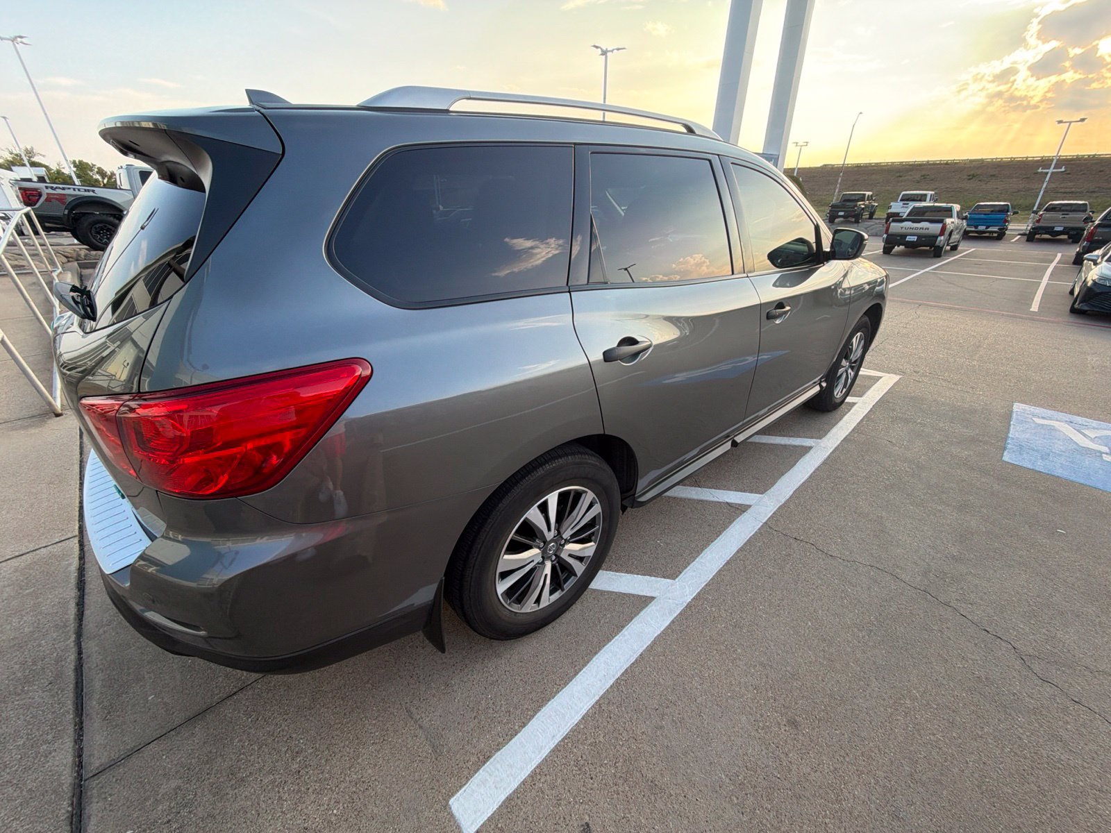 Used 2020 Nissan Pathfinder SV FWD image 15