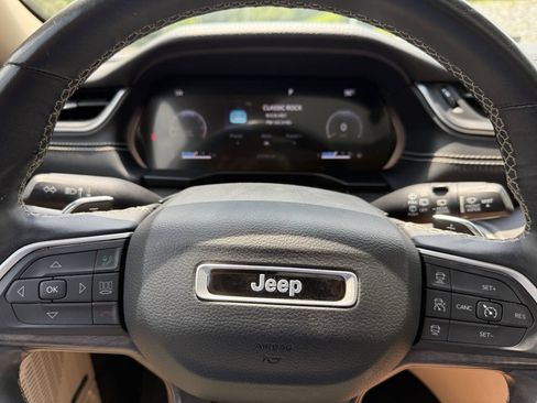 Used 2022 Jeep Grand Cherokee Limited AWD/4WD image 8