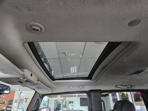 Used 2005 HUMMER H2 w/ Preferred Equipment Group image 26