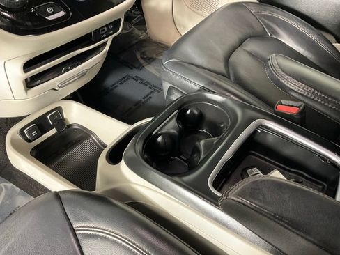 Used 2018 Chrysler Pacifica Touring-L Plus FWD image 19