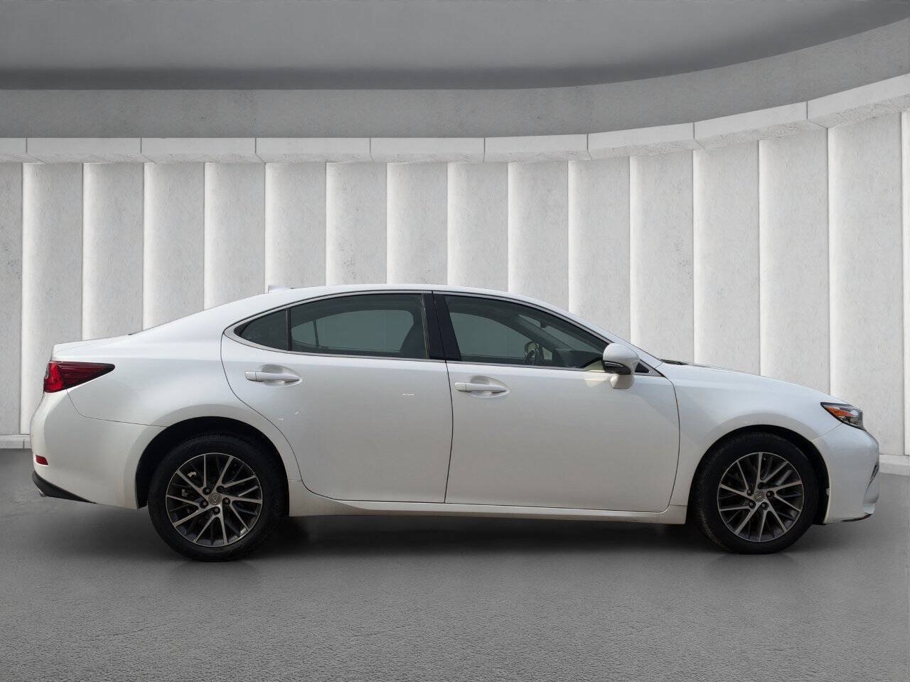 Used 2016 Lexus ES 350 w/ Premium Package w/Wood Trim FWD image 6