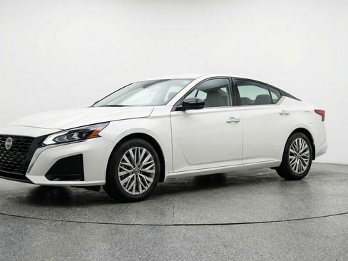 Used 2025 Nissan Altima 2.5 SV image 3