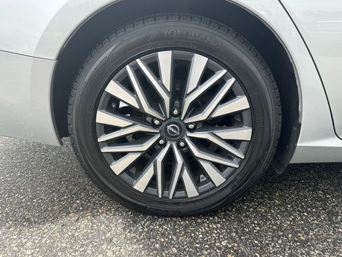 Used 2024 Nissan Altima 2.5 SV FWD image 13