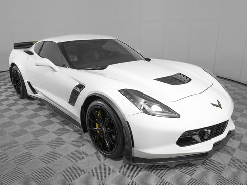 Used 2018 Chevrolet Corvette Z06 RWD image 3