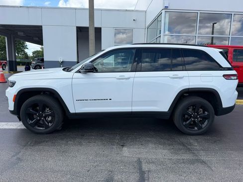 Used 2023 Jeep Grand Cherokee Limited w/ Black Appearance Package RWD image 6