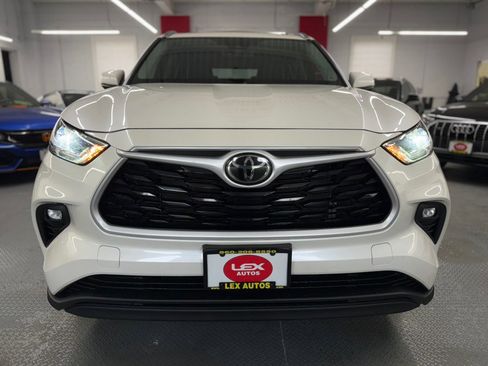 Used 2021 Toyota Highlander XLE image 3
