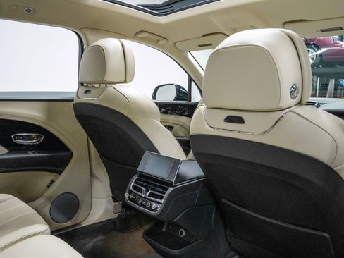 Used 2024 Bentley Bentayga Extended Wheelbase image 29