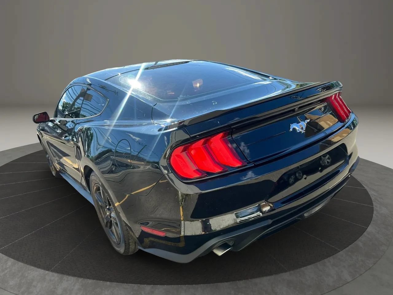 Used 2018 Ford Mustang Coupe RWD image 7
