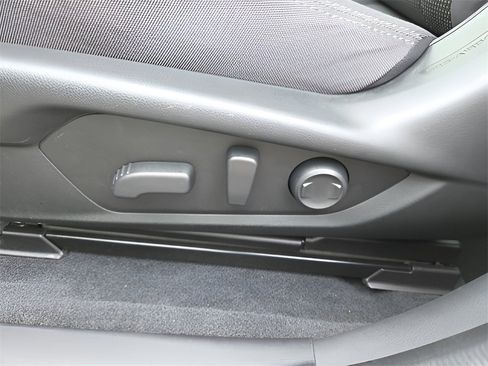 Used 2024 Subaru Crosstrek 2.0i Premium image 17