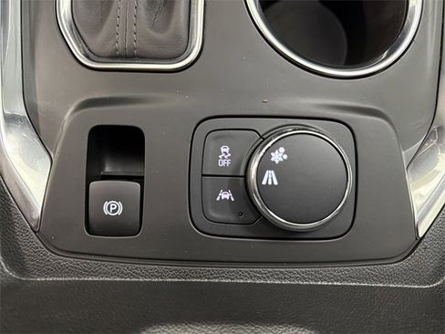 Used 2020 Chevrolet Traverse LT image 32