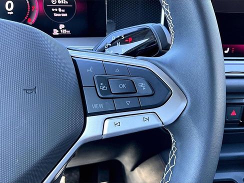 Certified 2025 Volkswagen Tiguan SE image 25