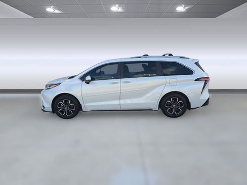 Used 2025 Toyota Sienna Platinum image 2