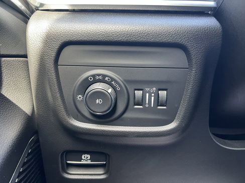 Used 2022 Jeep Grand Cherokee Overland w/ Luxury Tech Group IV image 13