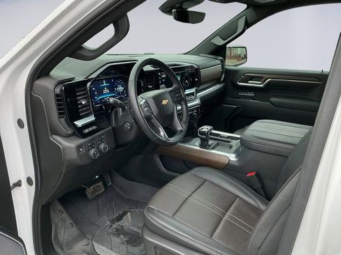 Used 2024 Chevrolet Silverado 1500 High Country w/ High Country Premium Package AWD/4WD image 9