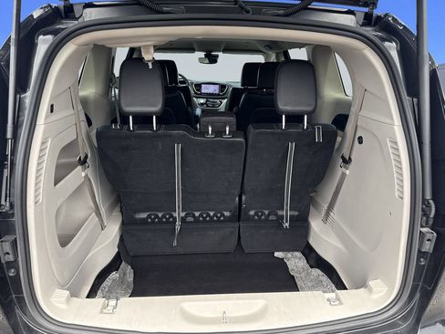 Used 2023 Chrysler Pacifica Touring-L FWD image 32