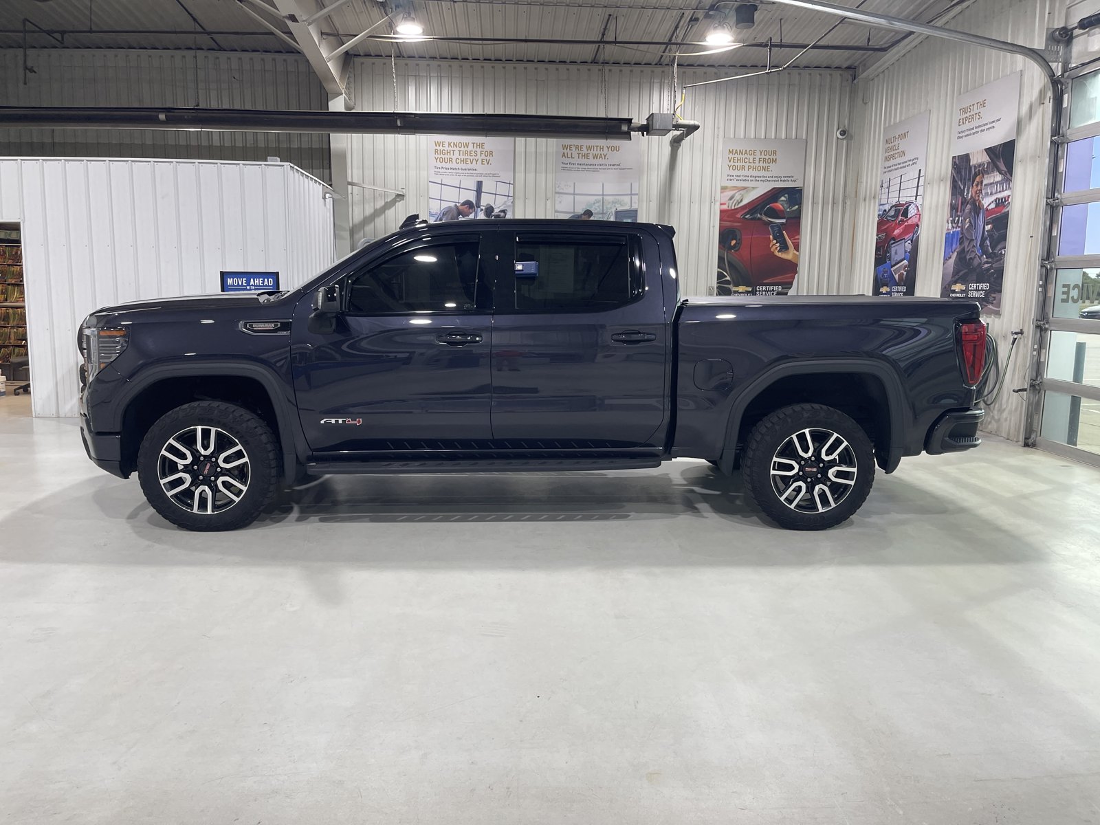 Used 2024 GMC Sierra 1500 AT4 w/ Technology Package AWD/4WD image 5