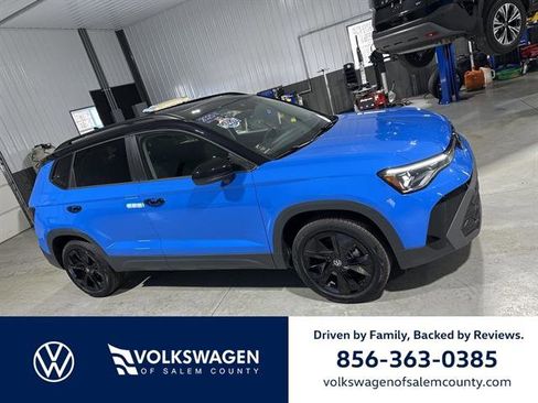 Certified 2025 Volkswagen Taos SE image 1