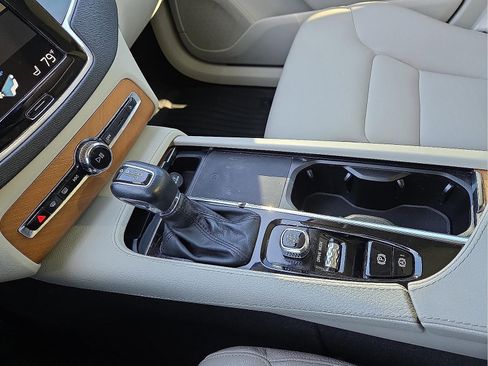 Used 2021 Volvo XC90 T6 Momentum w/ Advanced Package image 25