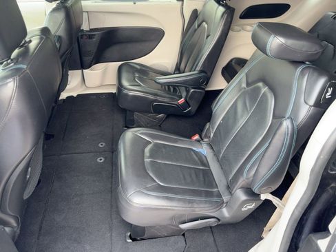 Used 2021 Chrysler Pacifica Touring-L image 13