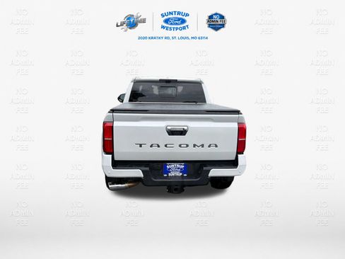 Used 2025 Toyota Tacoma Limited AWD/4WD image 4