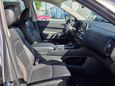 Used 2025 Nissan Pathfinder SL AWD/4WD image 11