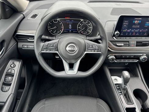 Used 2025 Nissan Altima 2.5 SV image 32