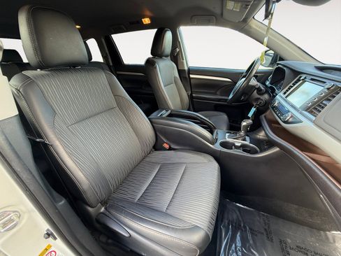 Used 2019 Toyota Highlander AWD V6 image 19