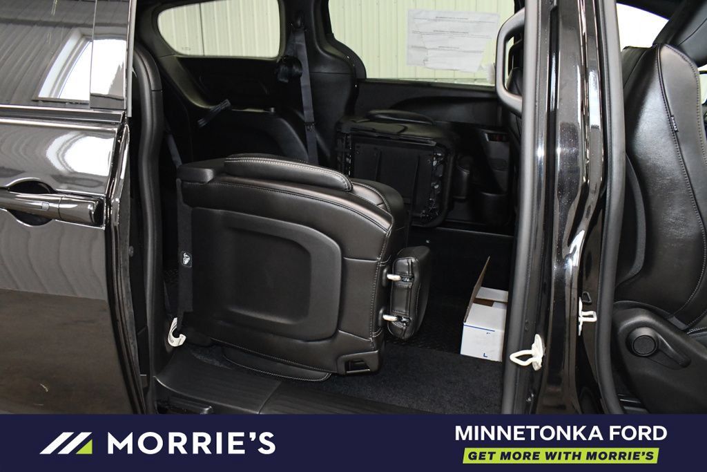 Used 2026 Chrysler Pacifica Select w/ S Appearance Package FWD image 24
