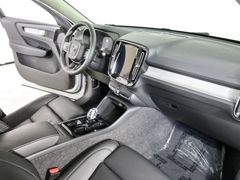 Certified 2025 Volvo XC40 B5 Plus image 22