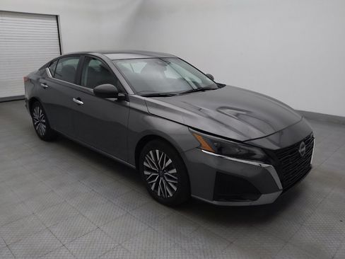 Used 2025 Nissan Altima 2.5 SV FWD image 13