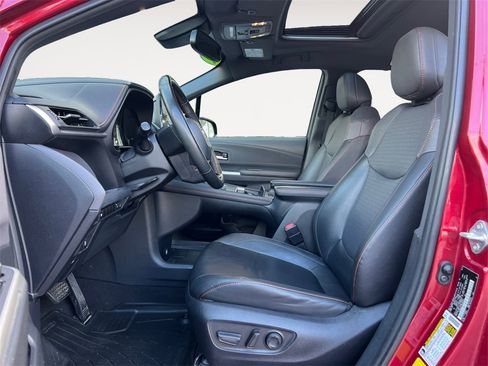 Used 2022 Toyota Sienna XSE image 9