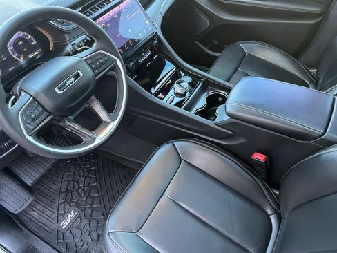 Used 2025 Jeep Grand Cherokee Limited w/ Black Appearance Package AWD/4WD image 11