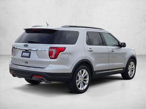 Used 2018 Ford Explorer XLT w/ Equipment Group 202A image 5