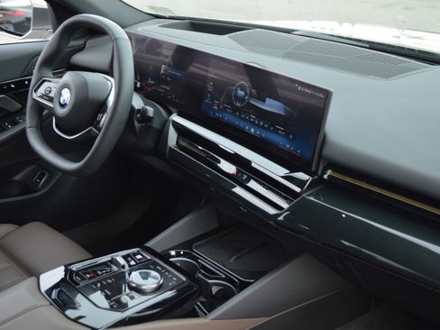 Used 2025 BMW 530i xDrive 530i xDrive w/ Premium Package image 37