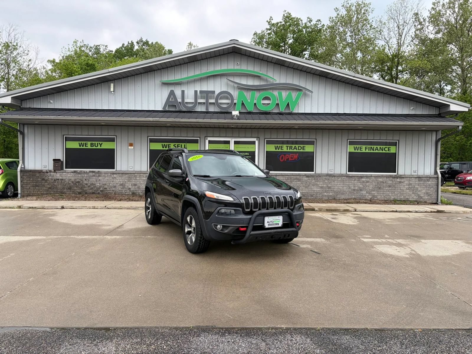 Used 2018 Jeep Cherokee Trailhawk AWD/4WD image 1
